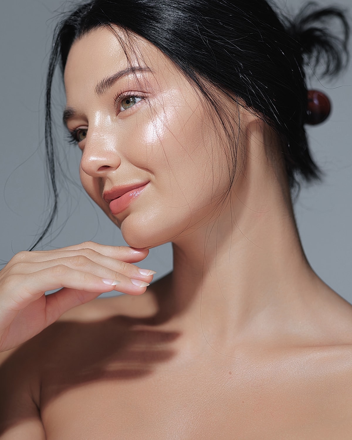 Woman with glowing skin and natural makeup.